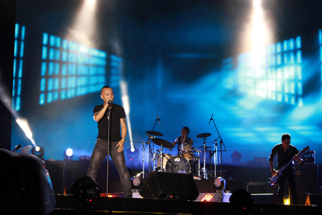 Nhóm Bức Tường trình diễn tại MTV Exit Concert 2012