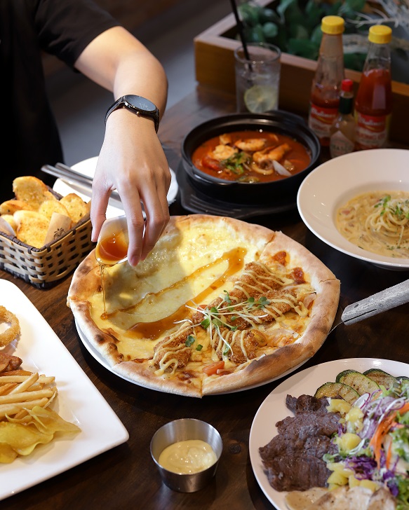 Pizza Half-Half: Gorgonzola & Fried Shrimp Pizza (rưới mật ong làm gục ngã bao trái tim khách hàng