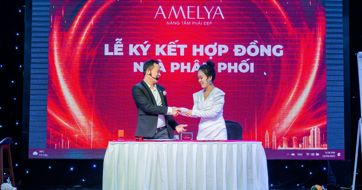 GĐKD Amelya - Chủ thẩm mỹ Thắm Trường và anh Đỗ Tâm - Founder Amelya ký kết hợp đồng phân phối sản phẩm Amelya